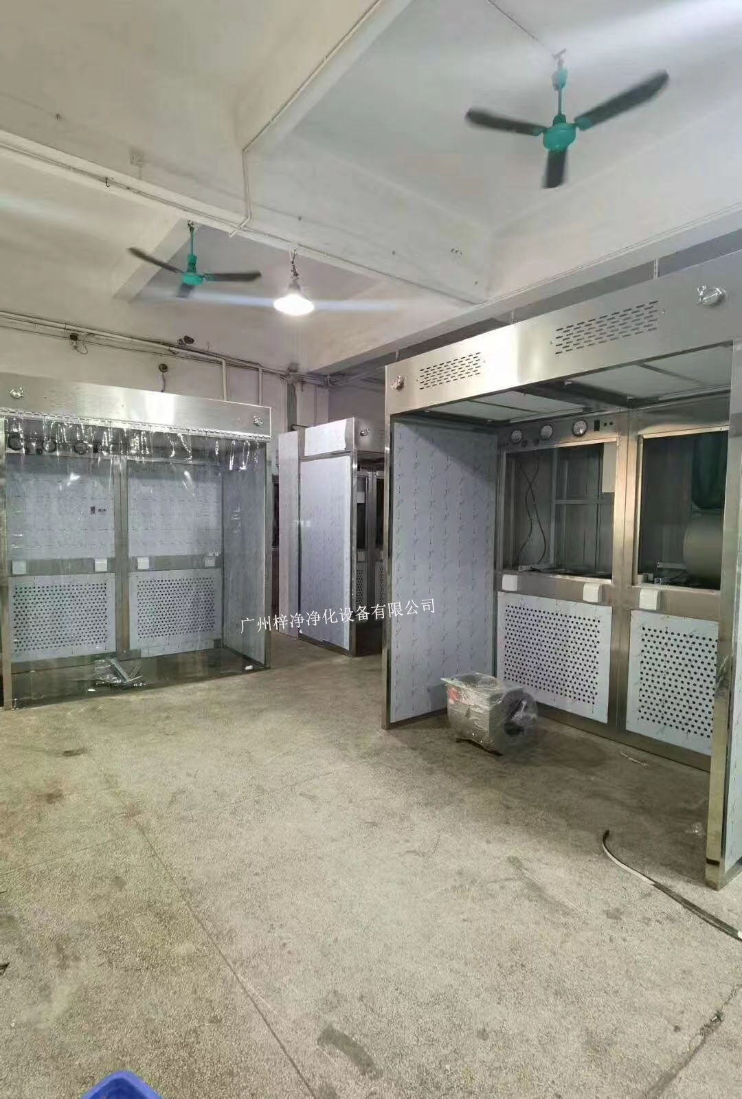 負壓稱量室設備由工作區(qū)、回風箱體、風機箱體、出風箱體及外箱體幾大部分拼裝而成。
