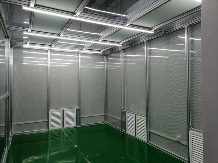 選擇百級無塵潔凈棚還是千級無塵潔凈棚，應(yīng)根據(jù)具體的生產(chǎn)需求、產(chǎn)品要求和預(yù)算來決定。
